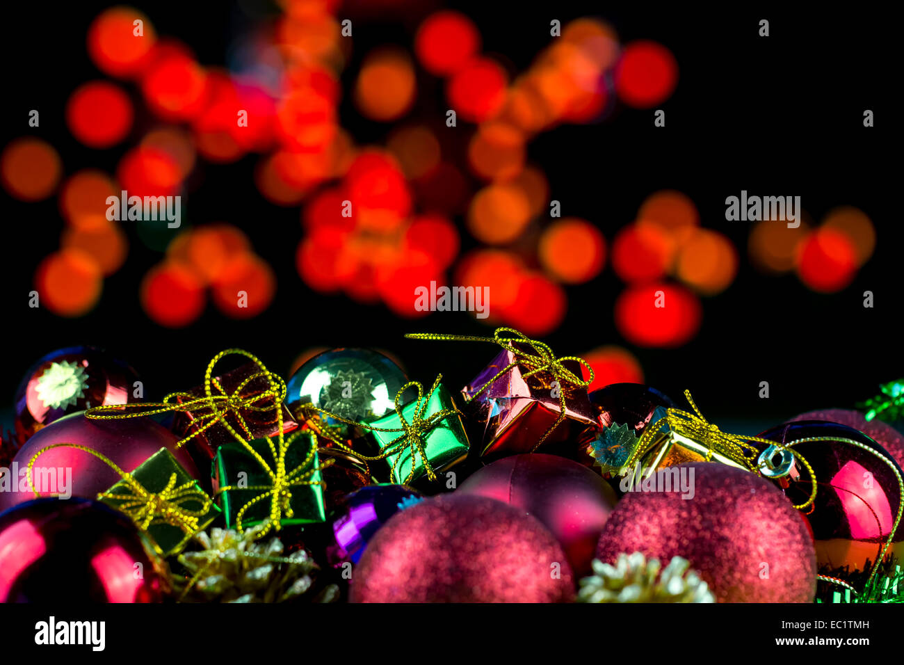 Le decorazioni di Natale presente con luce sfocata sullo sfondo Foto Stock