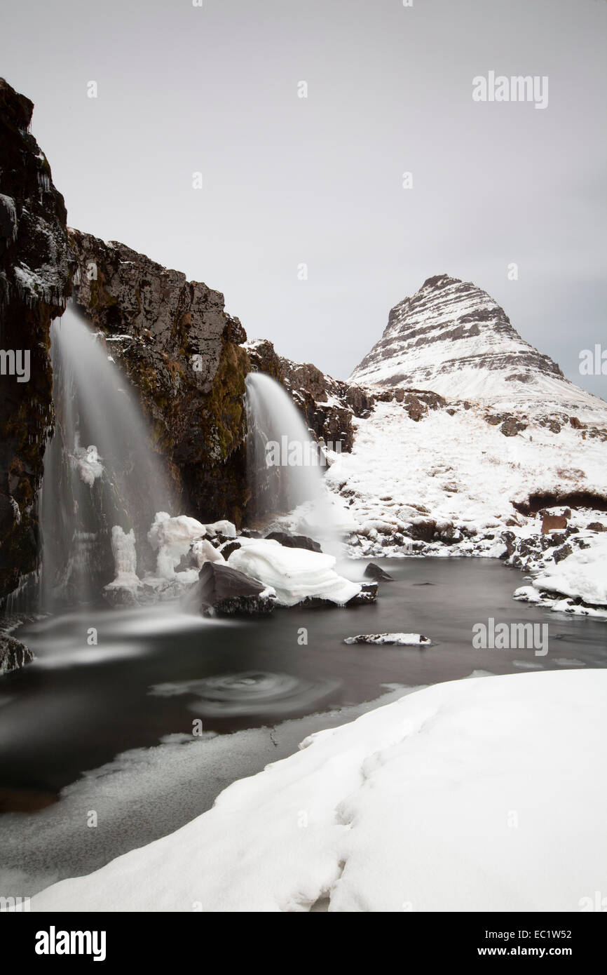 Montagna Kirkjufell con cascata, Grundarfjörður, Regione Occidentale, Islanda Foto Stock
