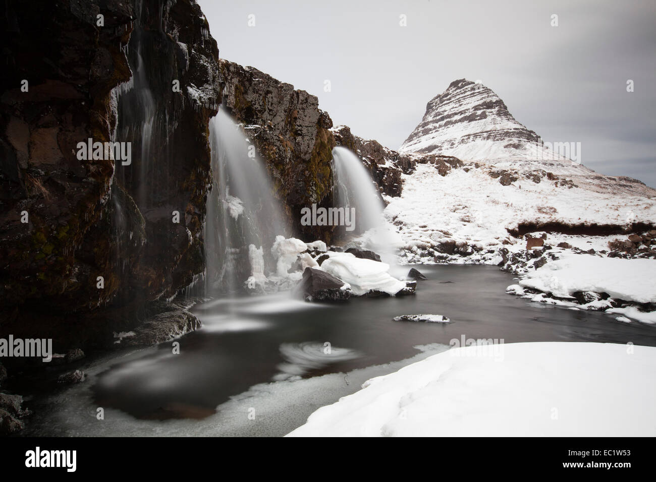 Montagna Kirkjufell con cascata, Grundarfjörður, Regione Occidentale, Islanda Foto Stock