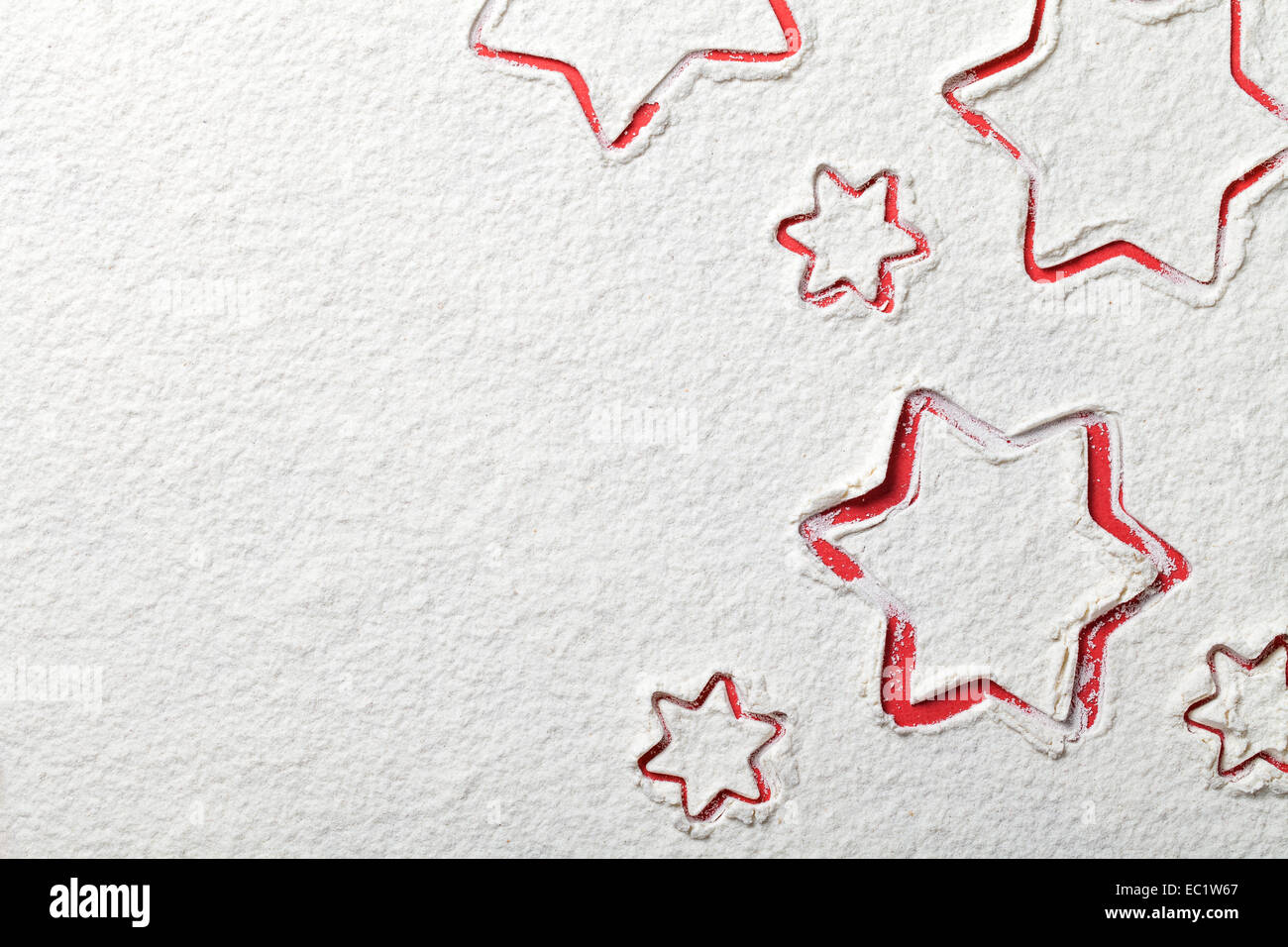 Stelle di Natale sulla farina sfondo. Farina bianca appare come la neve. Vista superiore Foto Stock
