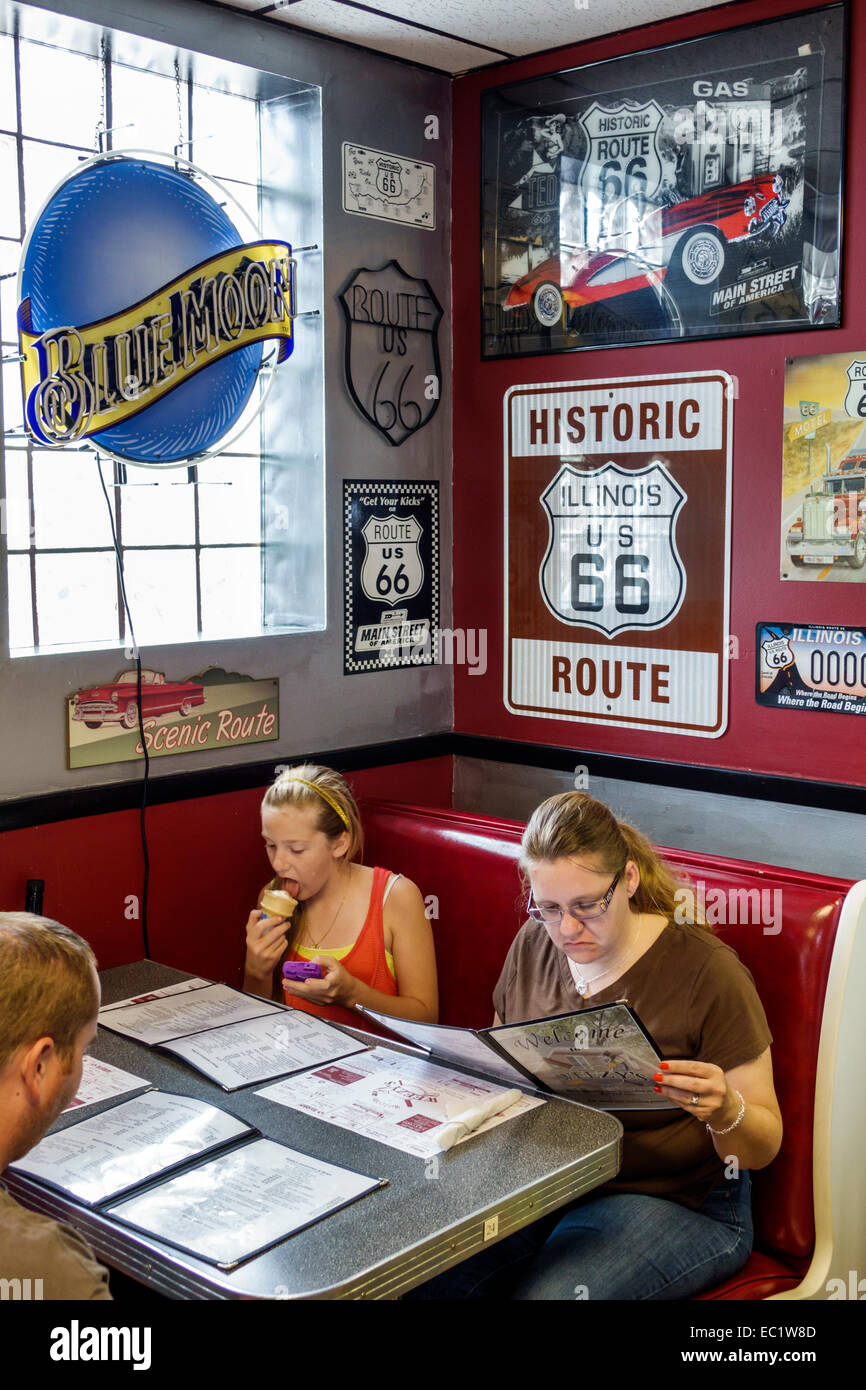 Illinois,Midwest,Hamel,autostrada storica Route 66,Weezy's,ristorante ristoranti ristorazione ristoranti mangiare caffè bistrot,interno,stand,famiglia Foto Stock