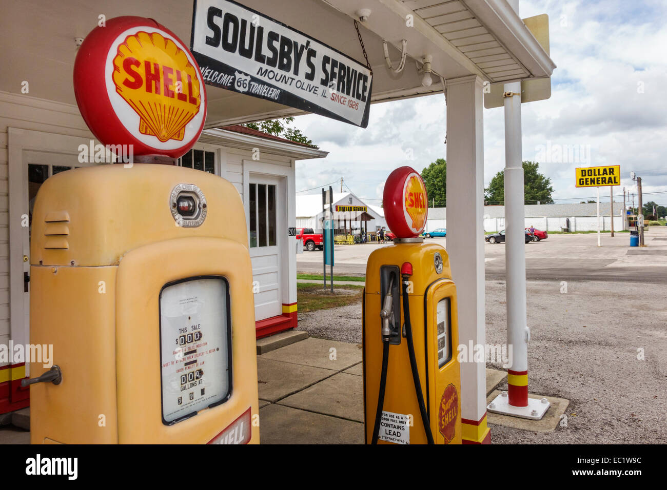 Illinois Mount Mt. Olive,autostrada storica Route 66,Soulsby's Service Station,benzina benzina benzina pompe,Shell,segno,IL140902063 Foto Stock