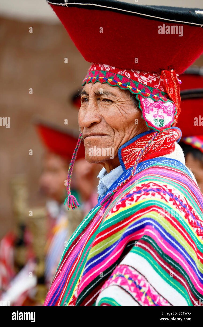 Il quechua uomo ("varayoc' o sindaco locale) in costume tradizionale al di fuori di una chiesa, Pisac, Cusco, Perù Foto Stock