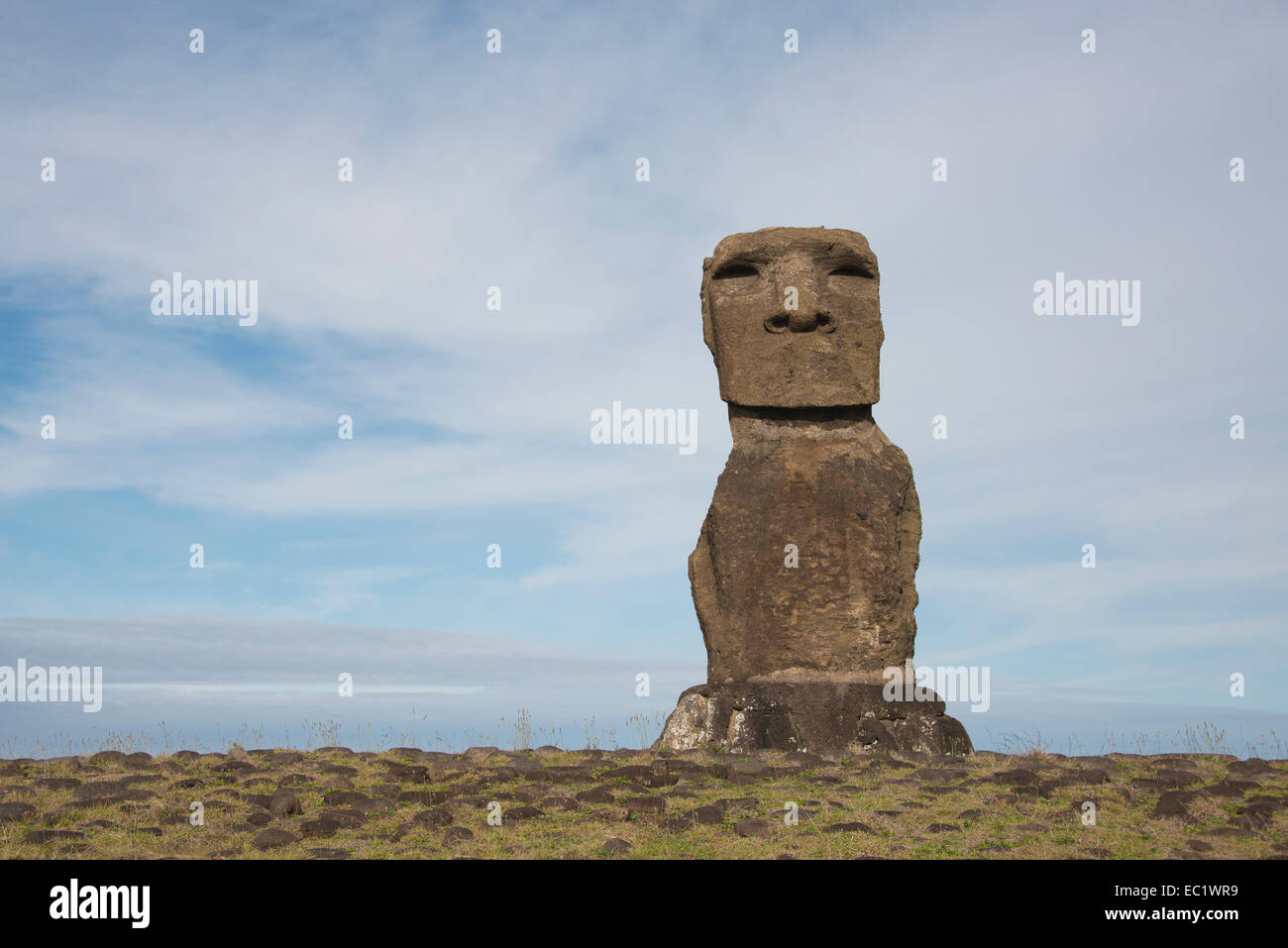 Il Cile, Isola di Pasqua aka Rapa Nui, Hanga Roa. Parco Nazionale di Rapa Nui, storico sito di moai di Ahu Hanga Kioe. Foto Stock