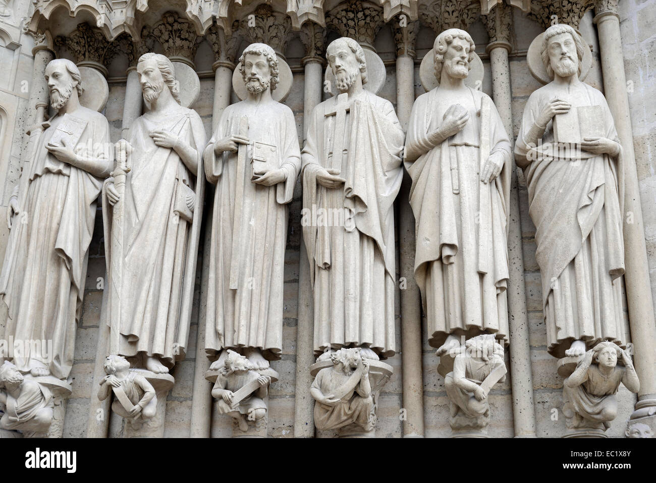 Saint statue, portale gotico della cattedrale di Notre Dame de Paris, Parigi, Francia Foto Stock