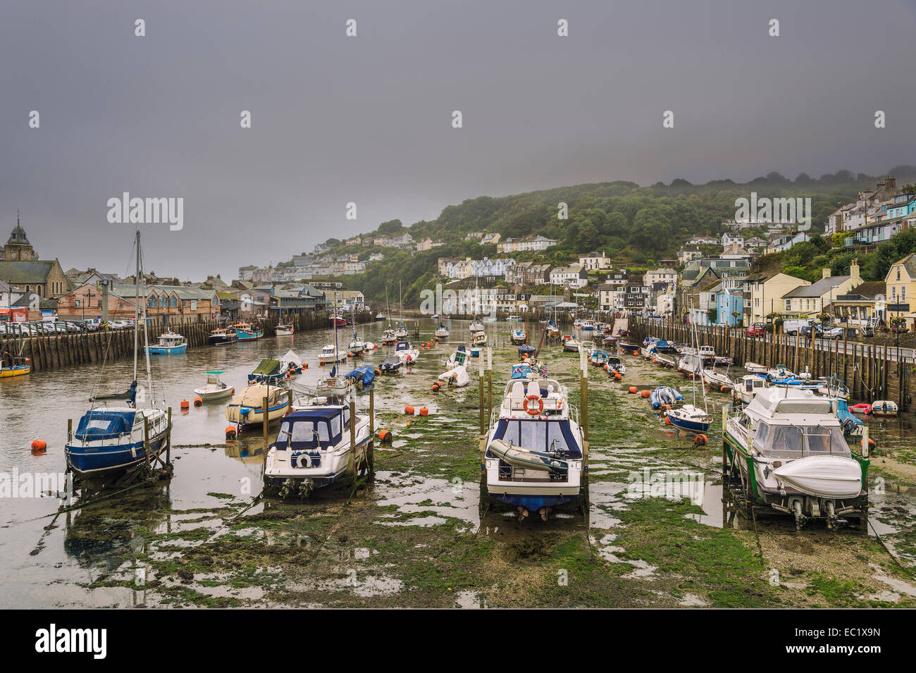Barche da pesca in porto con la bassa marea, Looe, Cornwall, England, Regno Unito Foto Stock
