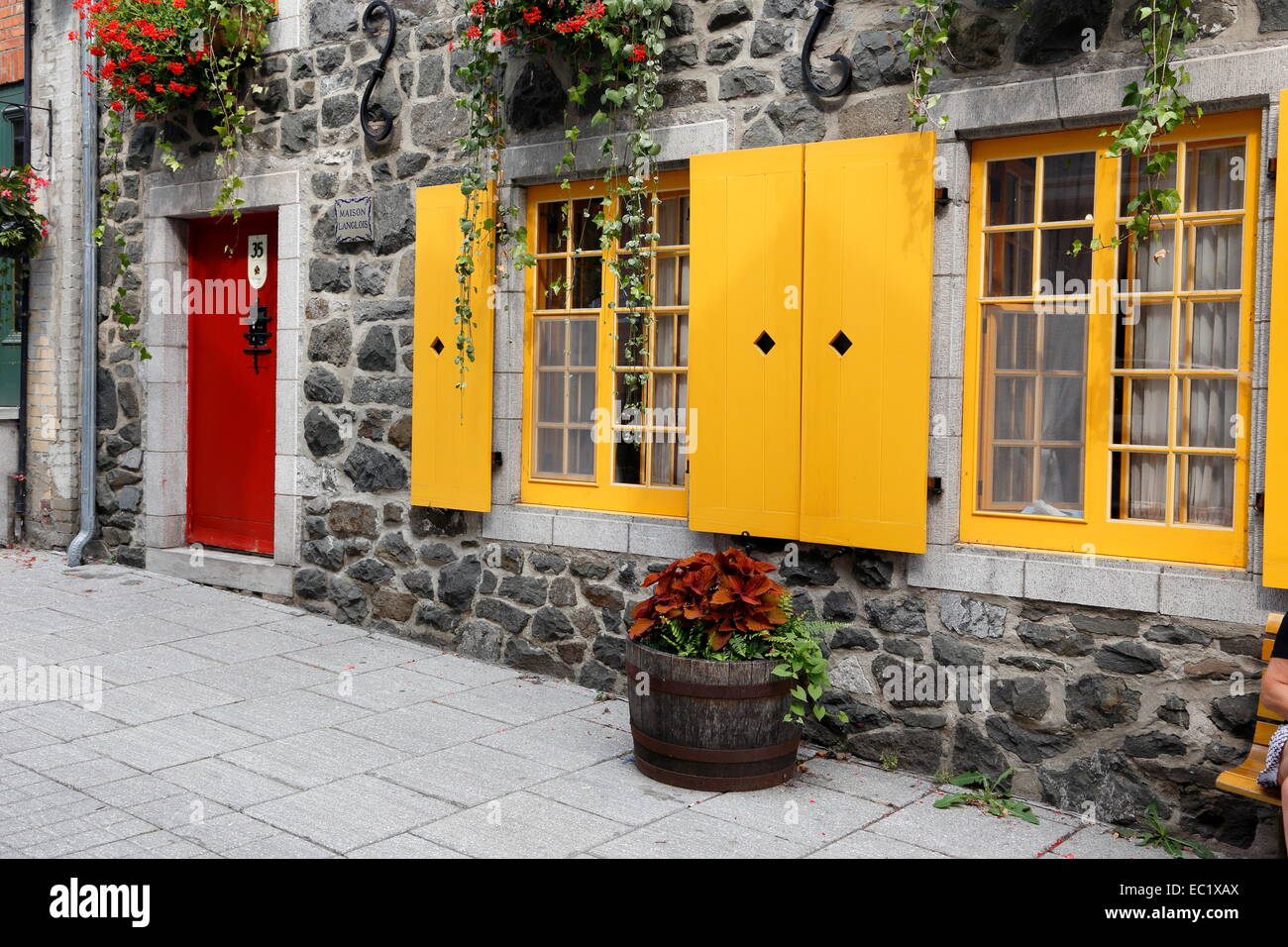 Porta rossa, gialla windows, Rue du Petit-Champlain, Quebec, Provincia di Quebec, Canada Foto Stock