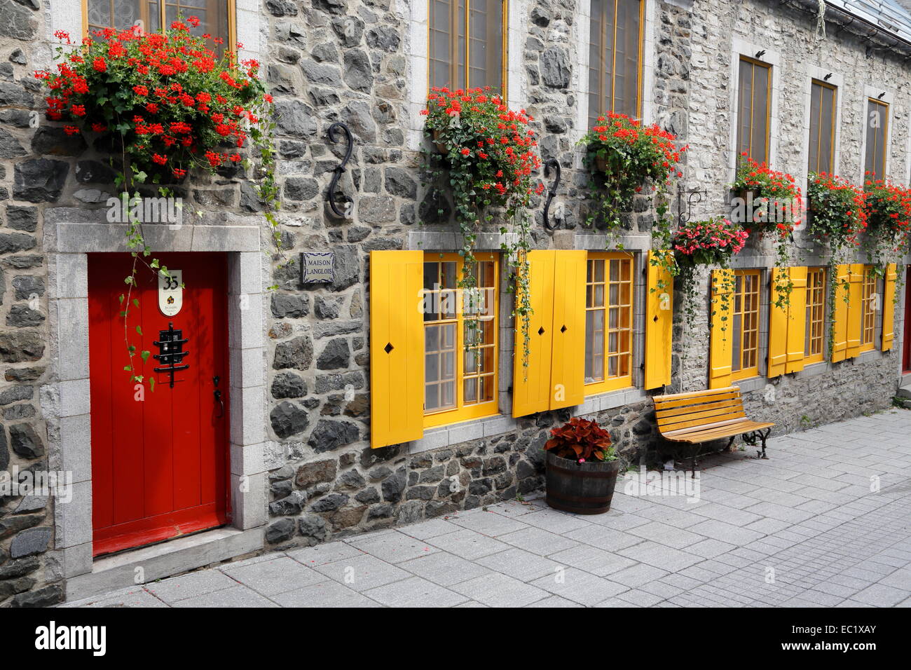 Porta rossa, gialla windows, Rue du Petit-Champlain, Quebec, Provincia di Quebec, Canada Foto Stock