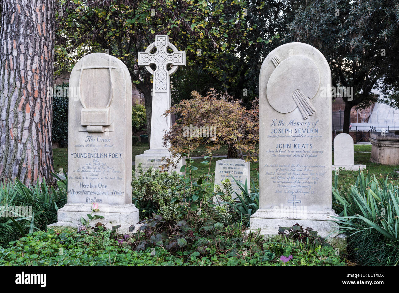 Grave, John Keats, un poeta del romanticismo inglese, sulla destra la tomba di Giuseppe Severn, pittore inglese Foto Stock
