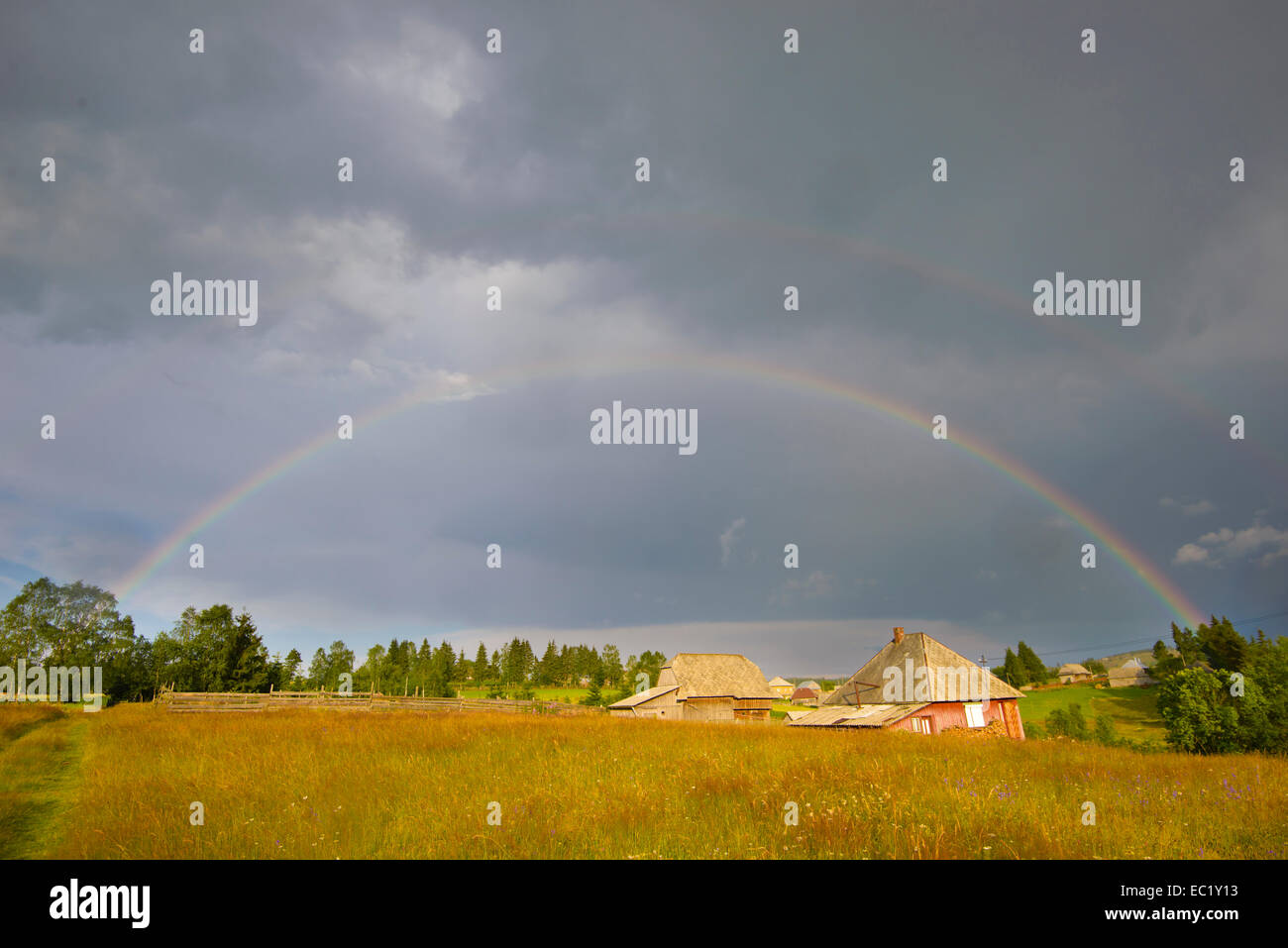 Rainbow paesaggio, un villaggio rustico Foto Stock