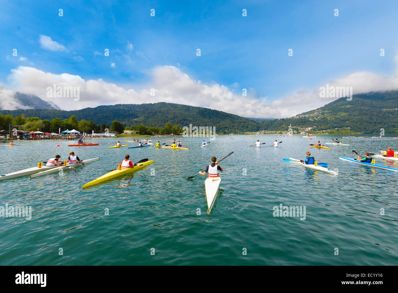 Team Kayak in un lago resort Foto Stock