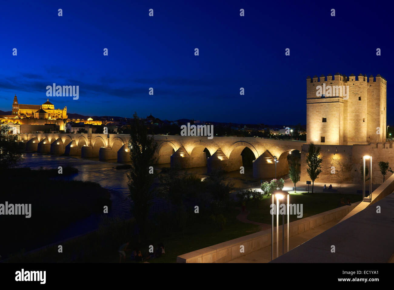 La torre di Calahorra, il fiume Guadalquivir, ponte romano e la moschea-cattedrale al tramonto, Córdoba, Andalusia, Spagna, Europa Foto Stock