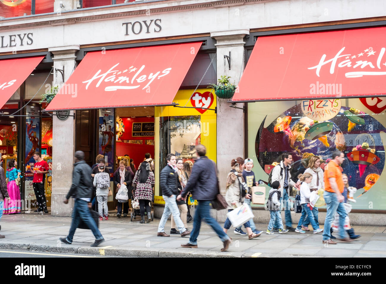 Londra REGNO UNITO Hamleys shopping Regent Street occupato Foto Stock