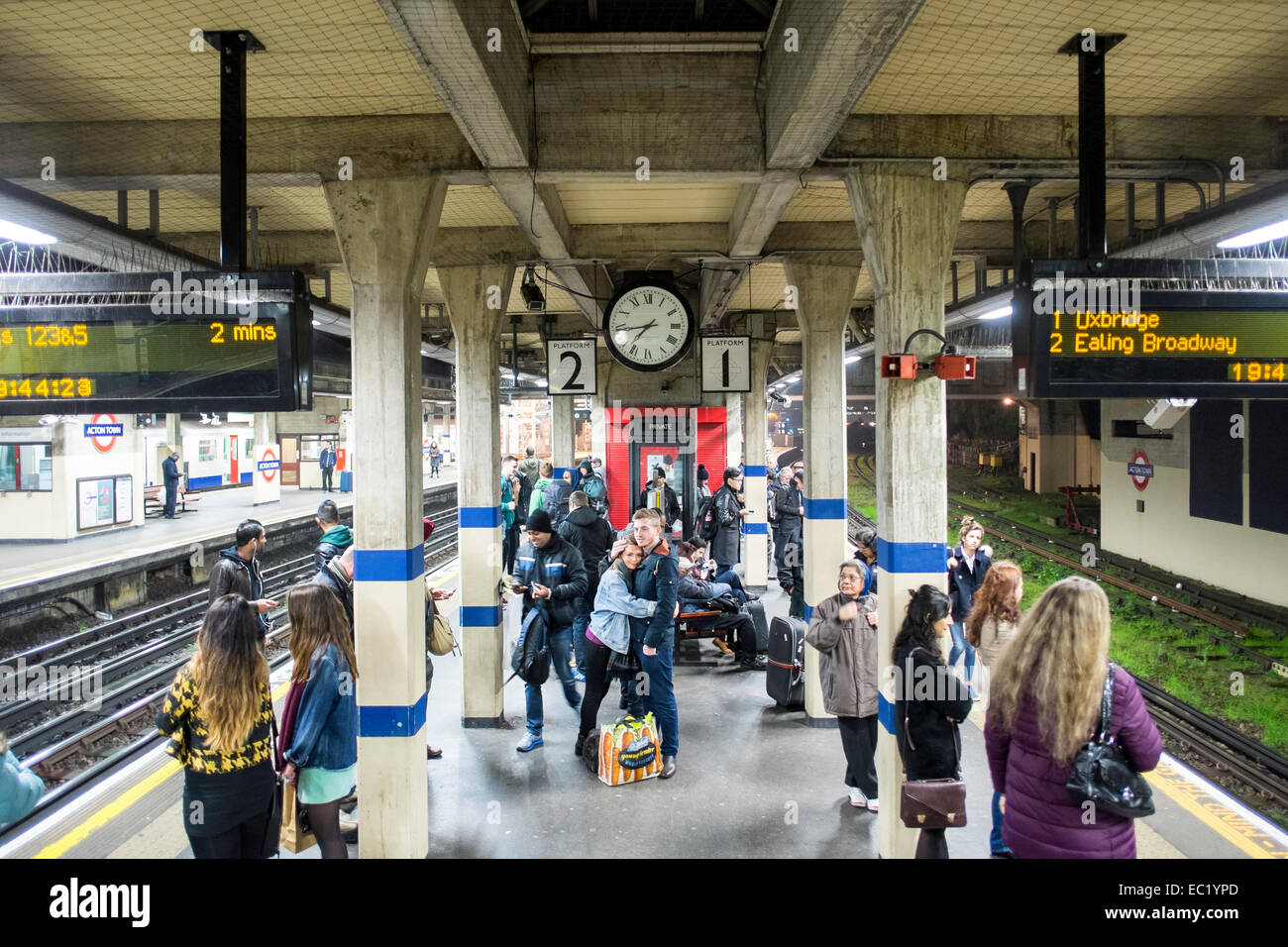 Acton Town La stazione della metropolitana di Londra, Regno Unito Foto Stock