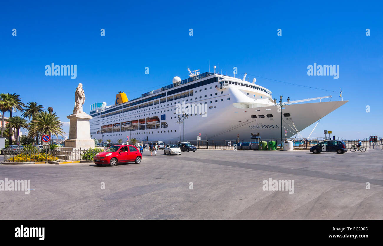 La porta con la nave da crociera Costa Riviera, Trapani, in provincia di  Trapani, Sicilia, Italia Foto stock - Alamy