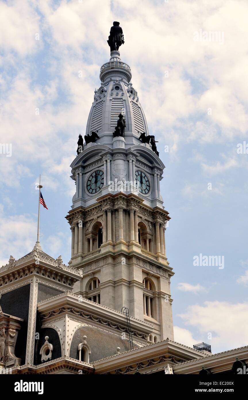 PHILADELPHIA, PENNSYLVANIA: 548 piedi alta torre sormontata da Alexander Milne Calder della statua di William Penn Foto Stock