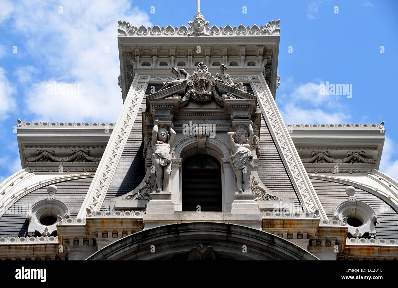 PHILADELPHIA, PENNSYLVANIA: Beaux Arts statue ornano la parte esterna di Philadelphia City Hall costruito tra il 1871-1901 Foto Stock