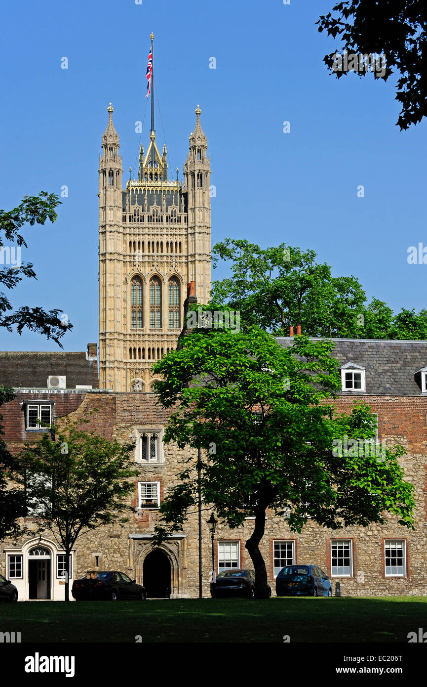 Victoria Tower, Palazzo di Westminster, la Casa del Parlamento, come si vede dal Dean's Yard, London, England, Regno Unito Foto Stock