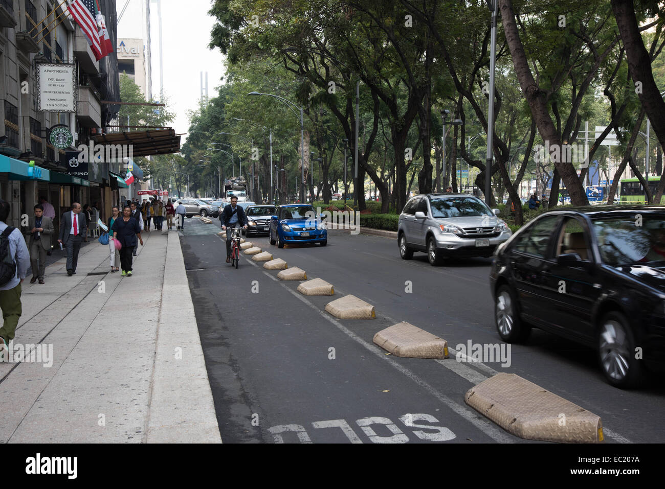 Un uomo che va in bicicletta attraverso la sola area,Refolma street,città del Messico, Messico Foto Stock