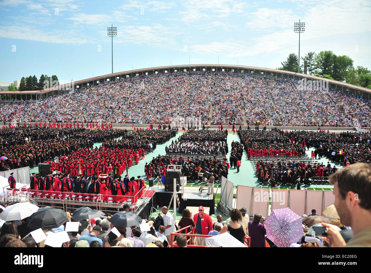 Cerimonia di laurea alla Cornell University Inizio, Baseball Stadium Schoellkopf Campo, Ithaca, New York, Stati Uniti Foto Stock