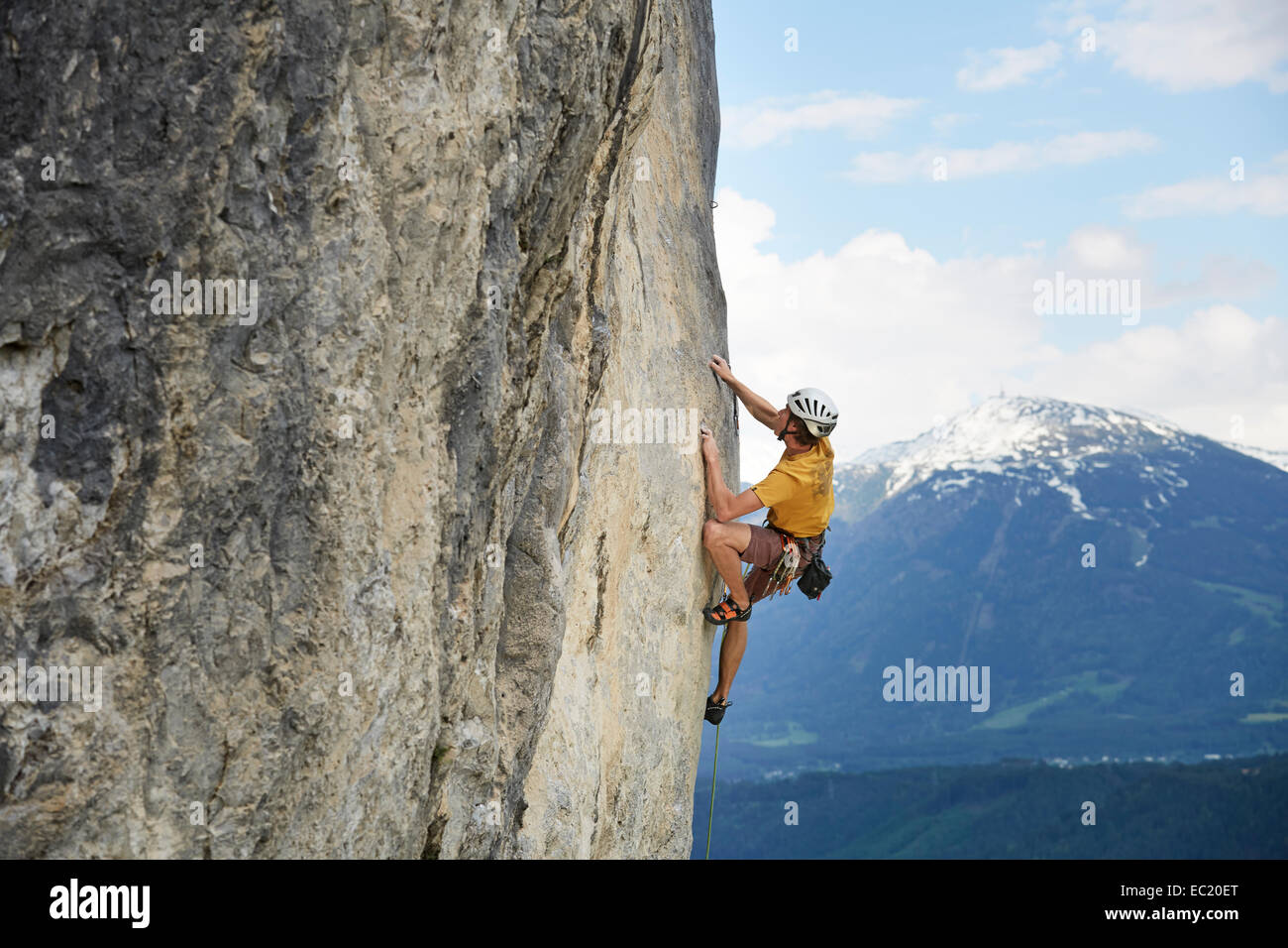 Freeclimber con casco arrampicata su una parete di roccia, Martinswand, galleria, Innsbruck, in Tirolo, Austria Foto Stock