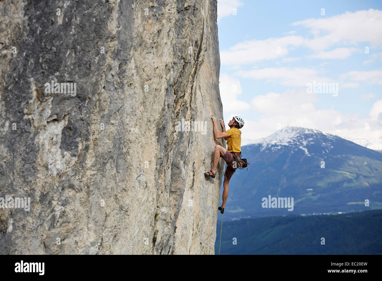 Freeclimber con casco arrampicata su una parete di roccia, Martinswand, galleria, Innsbruck, in Tirolo, Austria Foto Stock