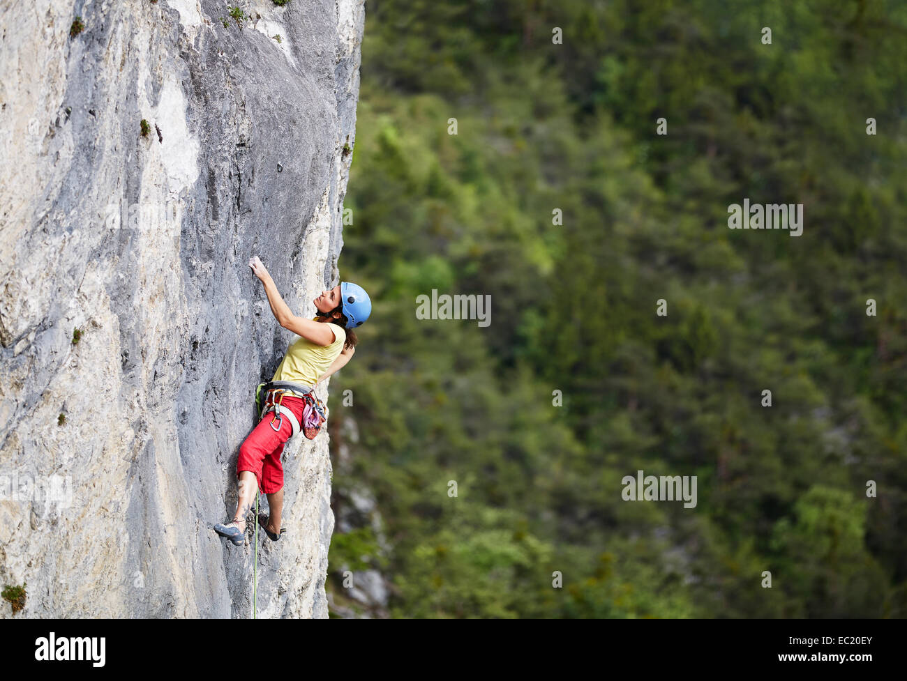 Freeclimber con casco arrampicata su una parete di roccia, Martinswand, galleria, Innsbruck, in Tirolo, Austria Foto Stock
