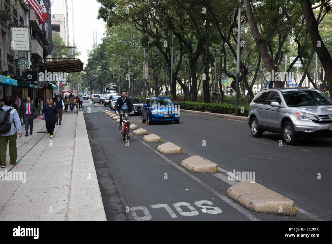 Un uomo che va in bicicletta attraverso la sola area,Refolma street,città del Messico, Messico Foto Stock