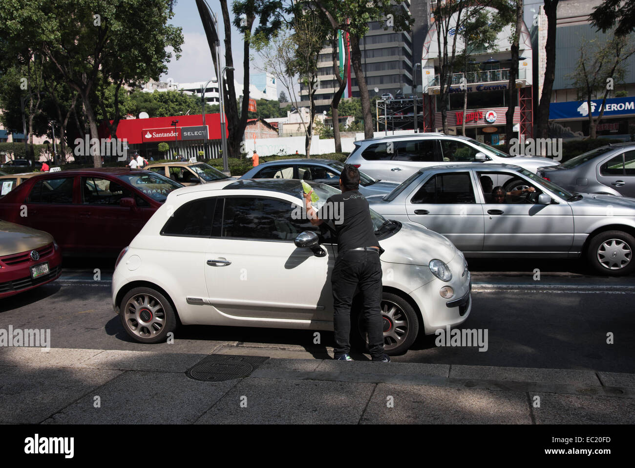 Un uomo macchina di lavaggio durante l'attesa del segnale.Refolma street,città del Messico, Messico Foto Stock