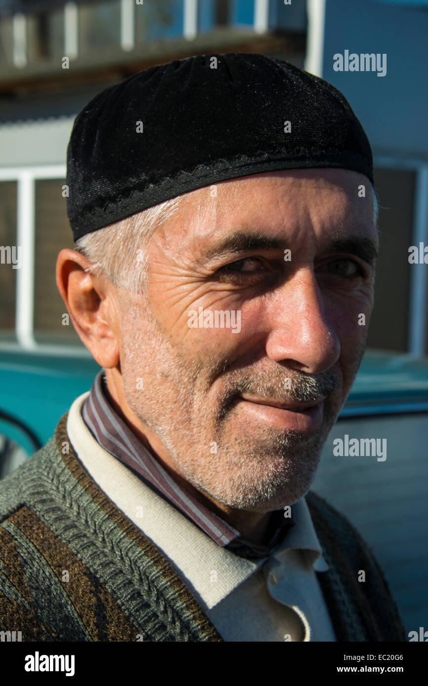 Ritratto, amichevole uomo Ceceno, Cecenia, Caucaso, Russia Foto Stock