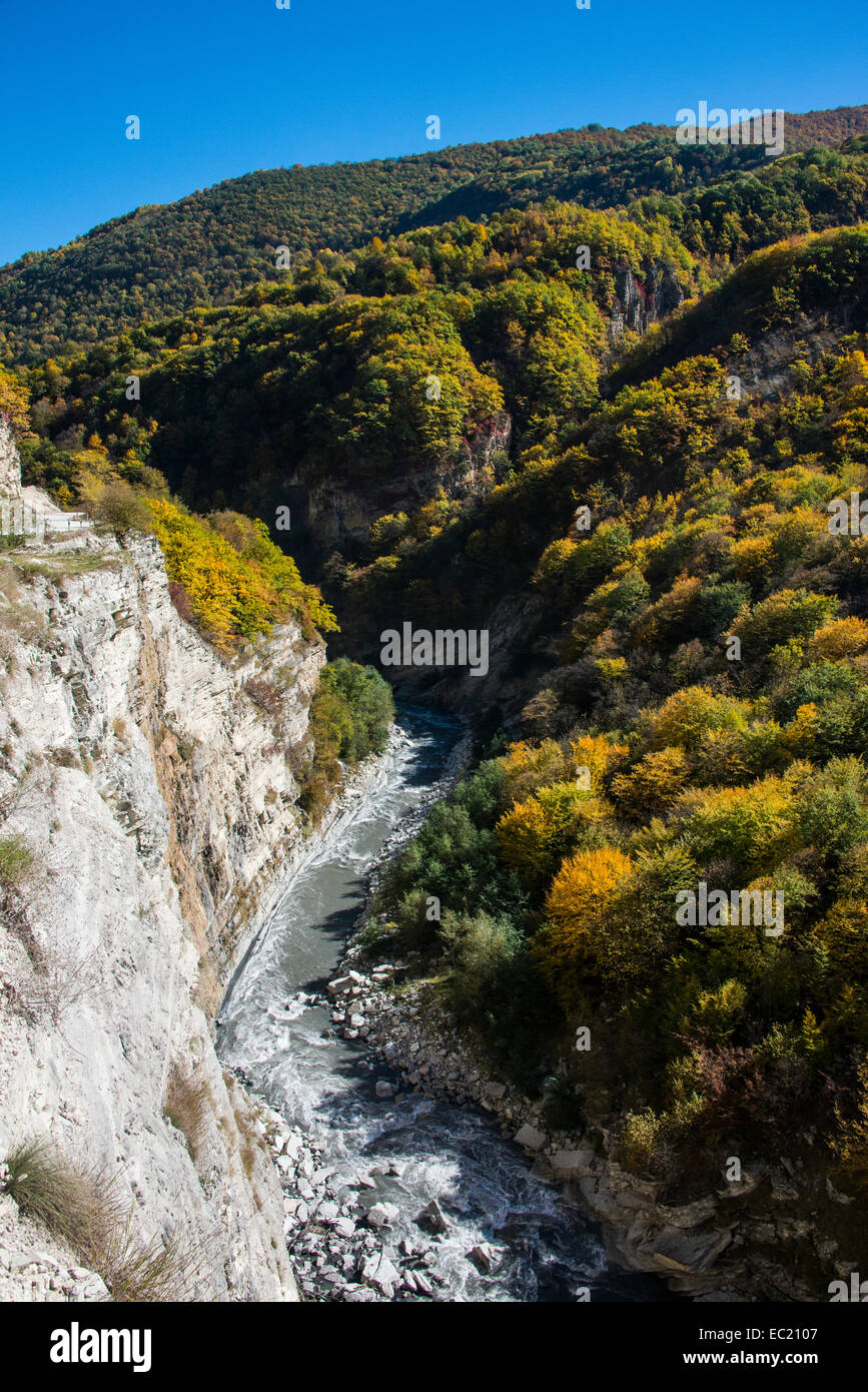 Monti caucasici in autunno con il fiume Argun, Cecenia, Caucaso, Russia Foto Stock