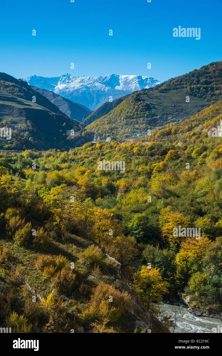 Monti caucasici in autunno, Cecenia, Caucaso, Russia Foto Stock