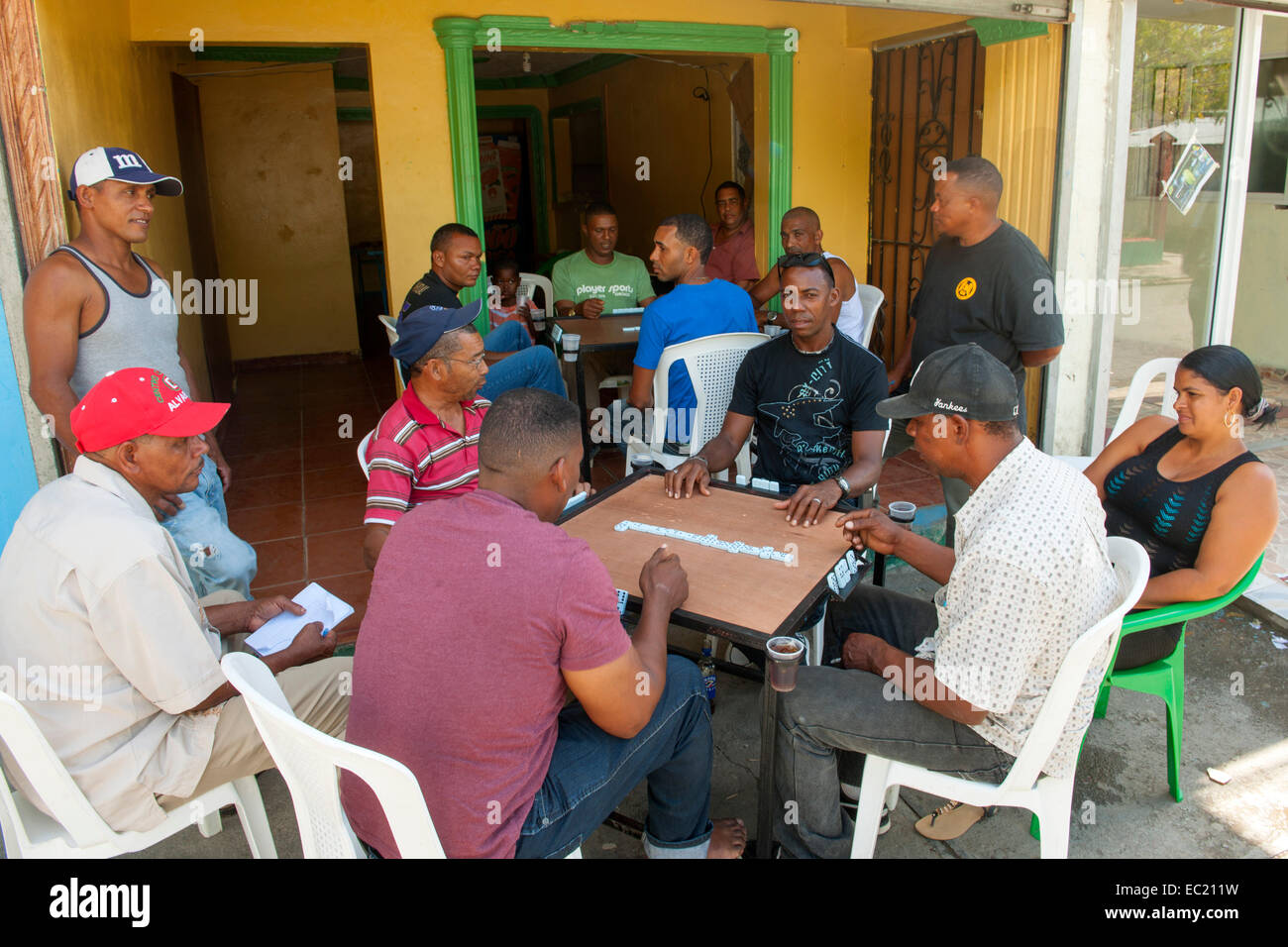 Dominikanische Republik, Halbinsel Samana, Sanchez, Männer spielen Domino Foto Stock