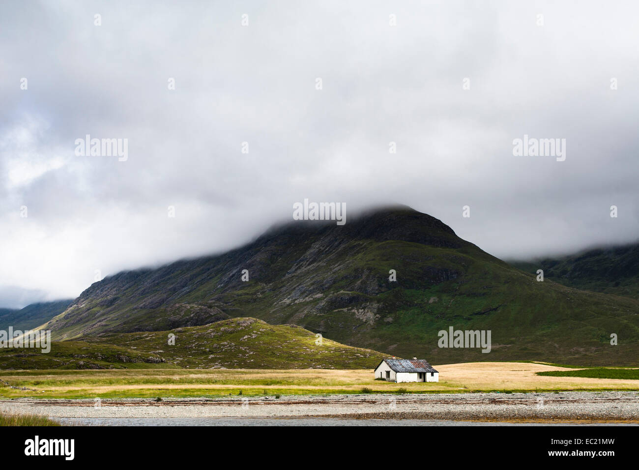 Bothy a Camasunary con Blà Bheinn montagna dietro, Isola di Skye, Scotland, Regno Unito Foto Stock