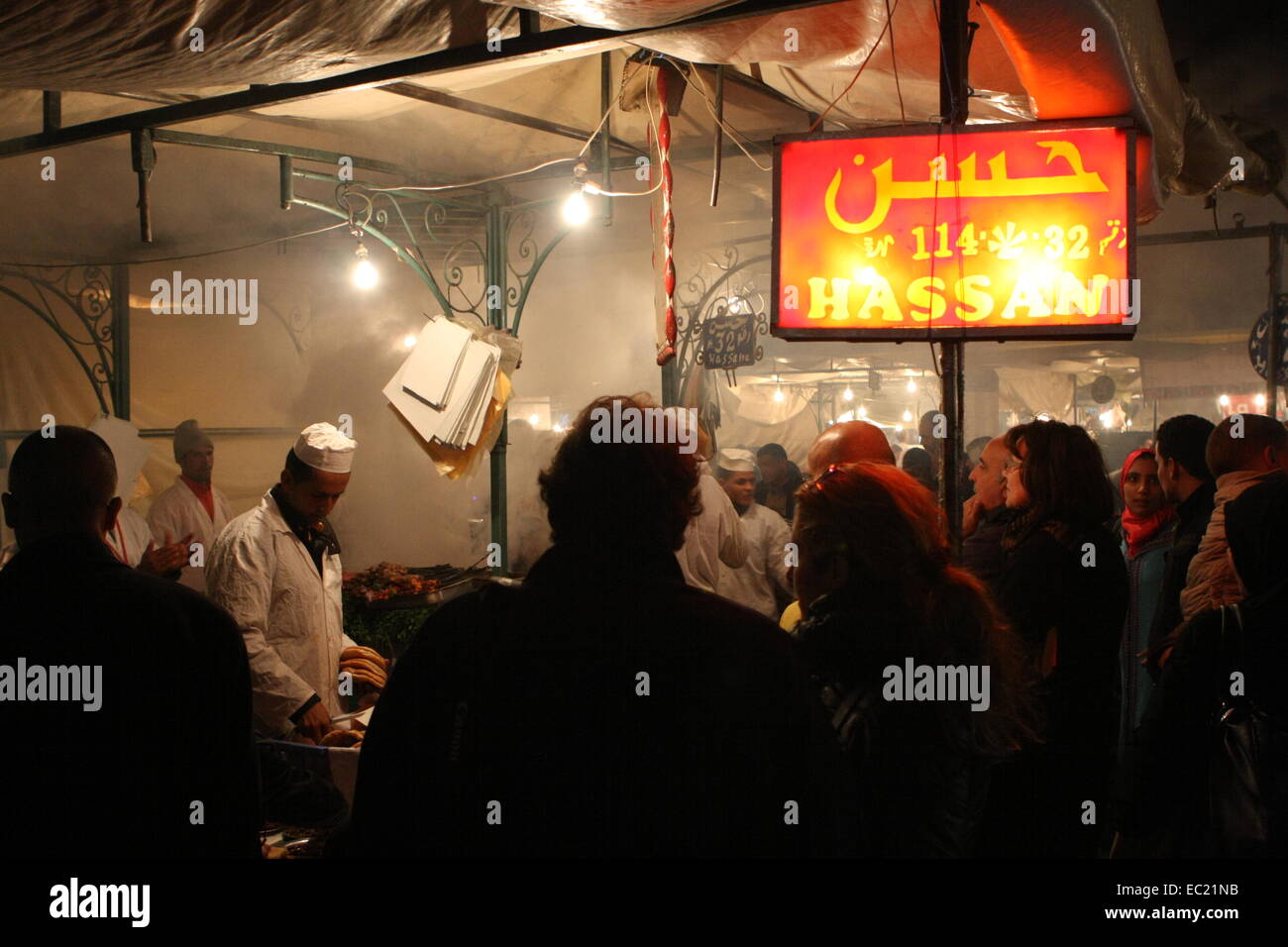 Street food.Chef che cuoce la carne in un mercato in stallo Djemaa El-Fná,la piazza principale a Marrakech,Marocco Foto Stock