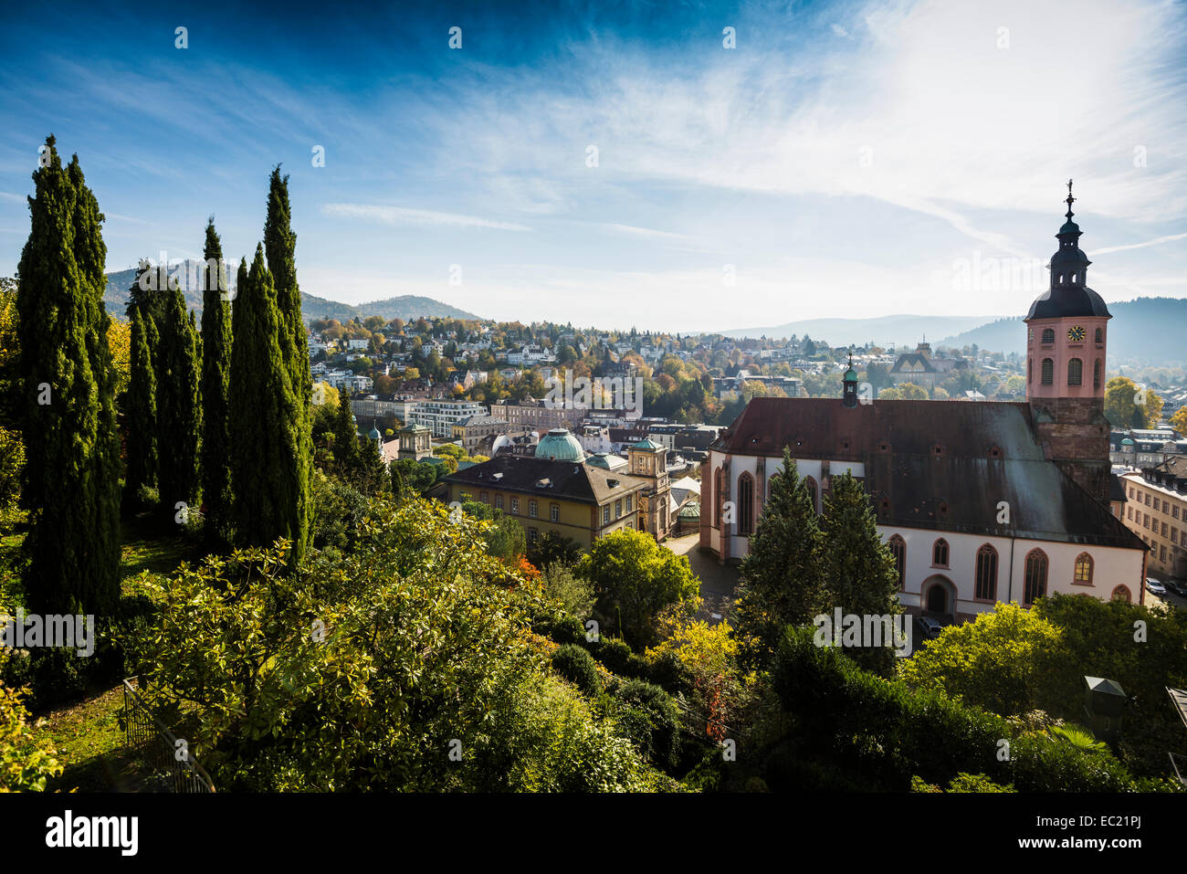 Panorama con chiesa collegiata, Baden-Baden, Foresta Nera, Baden-Württemberg, Germania Foto Stock