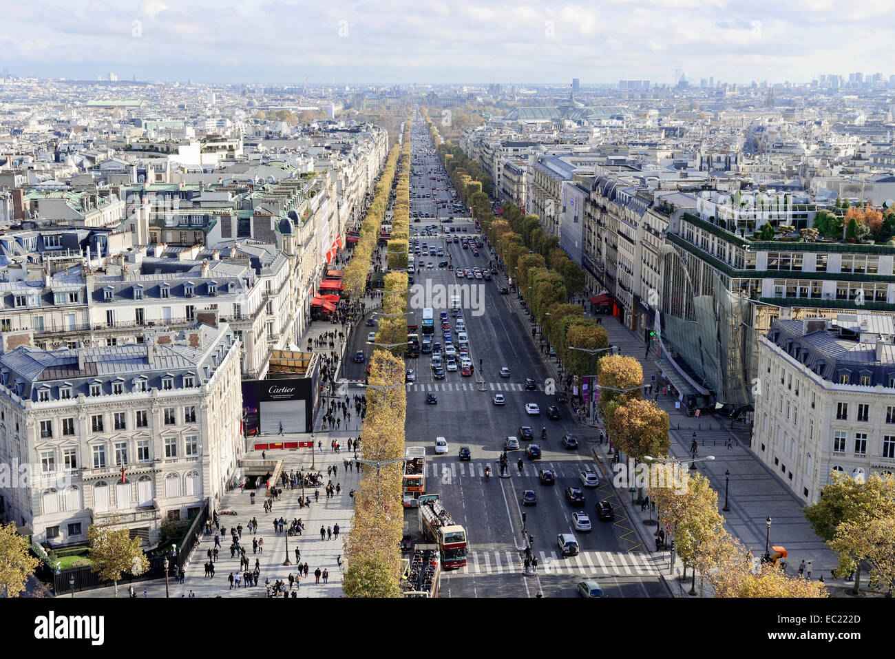 Vista dall'Arco di Trionfo e da Avenue des Champs Elysées, Paris, Francia Foto Stock
