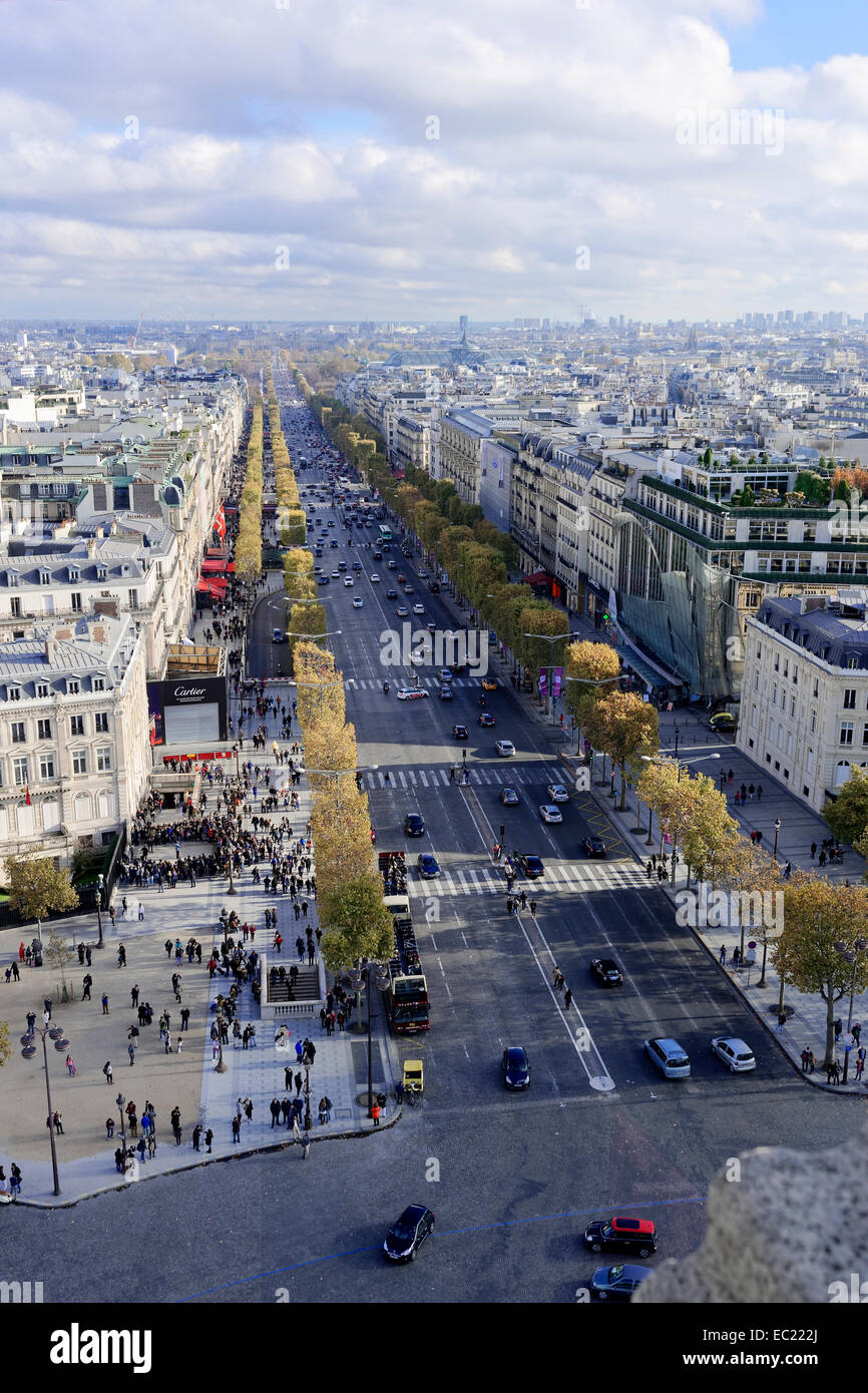 Visualizzazioni di La Defense e la Avenue des Champs Elysées, l'Arc de Triomphe, Parigi, Ile-de-France, Francia Foto Stock