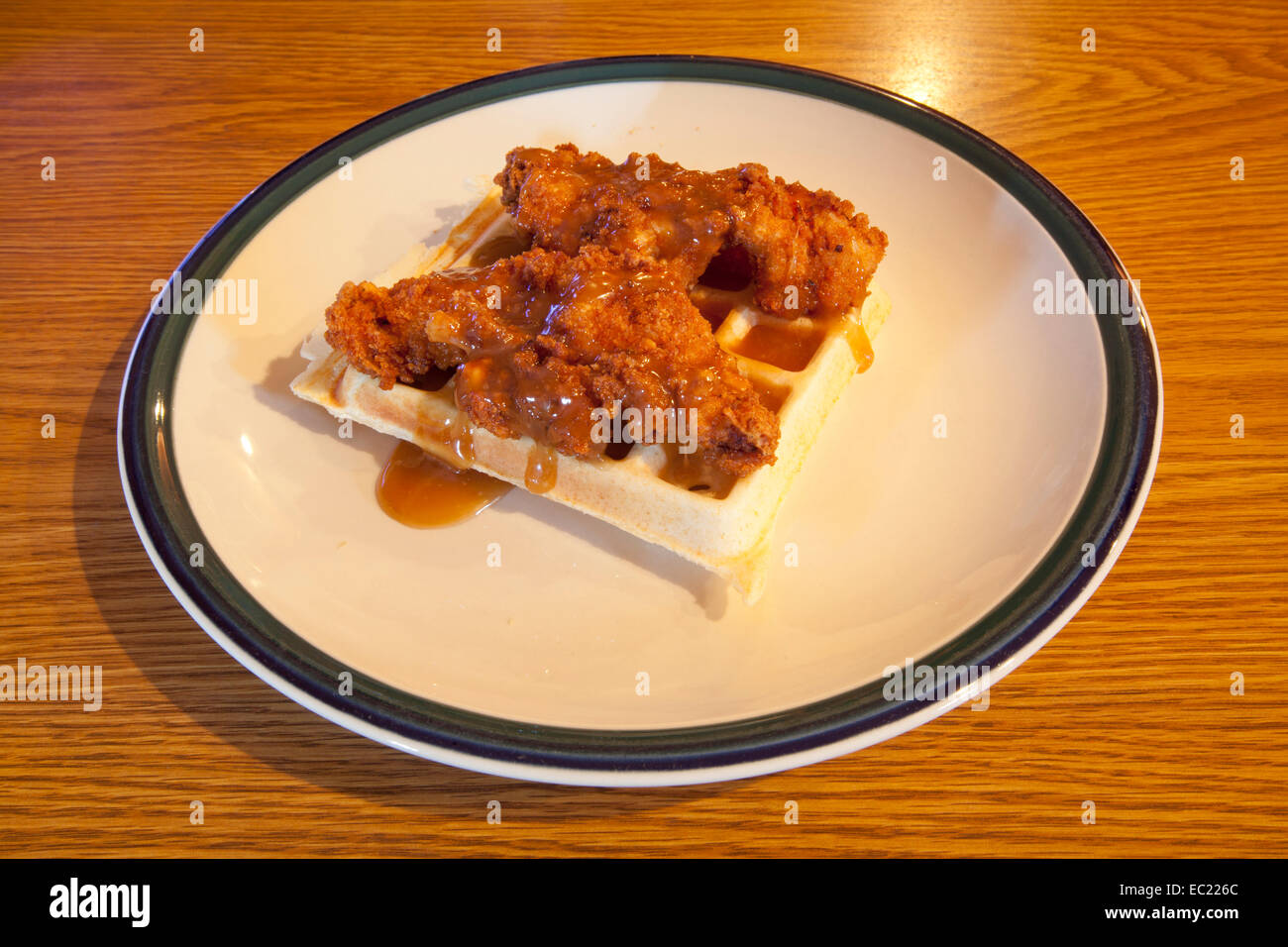 Pollo e waffle ricoperti con un acero borbone salsa. Foto Stock