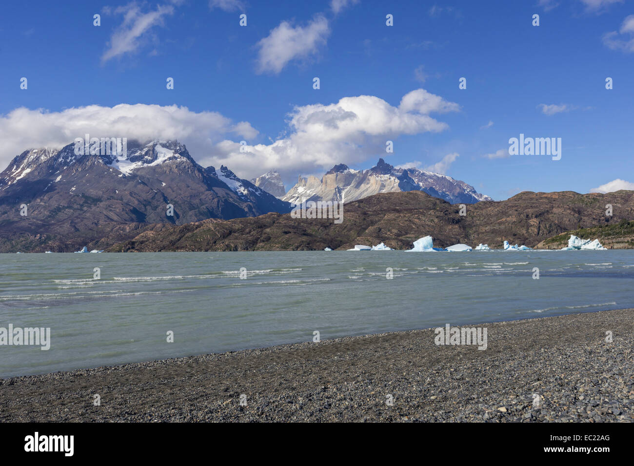Lago Grey e massiccio di Paine Grande, Parco Nazionale Torres del Paine, Regione Magallanes y la Antártica Chilena, Cile Foto Stock