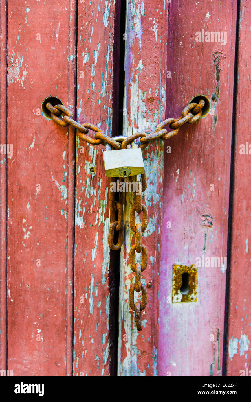 Bloccare su una catena, porta di legno Foto Stock