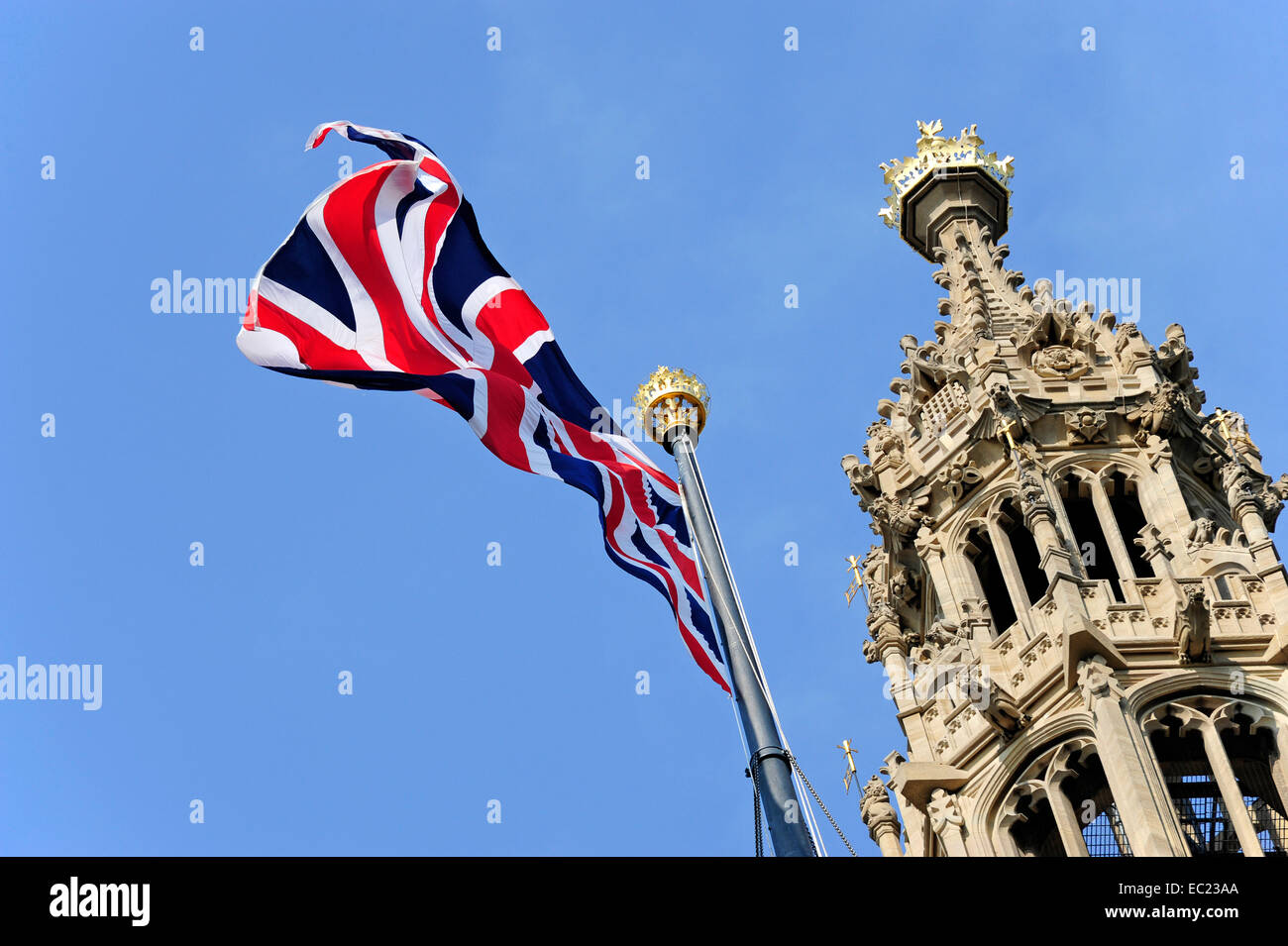 Union Jack sulla sommità della torre di Victoria, Palazzo di Westminster, la Casa del Parlamento, il Patrimonio Mondiale UNESCO Foto Stock