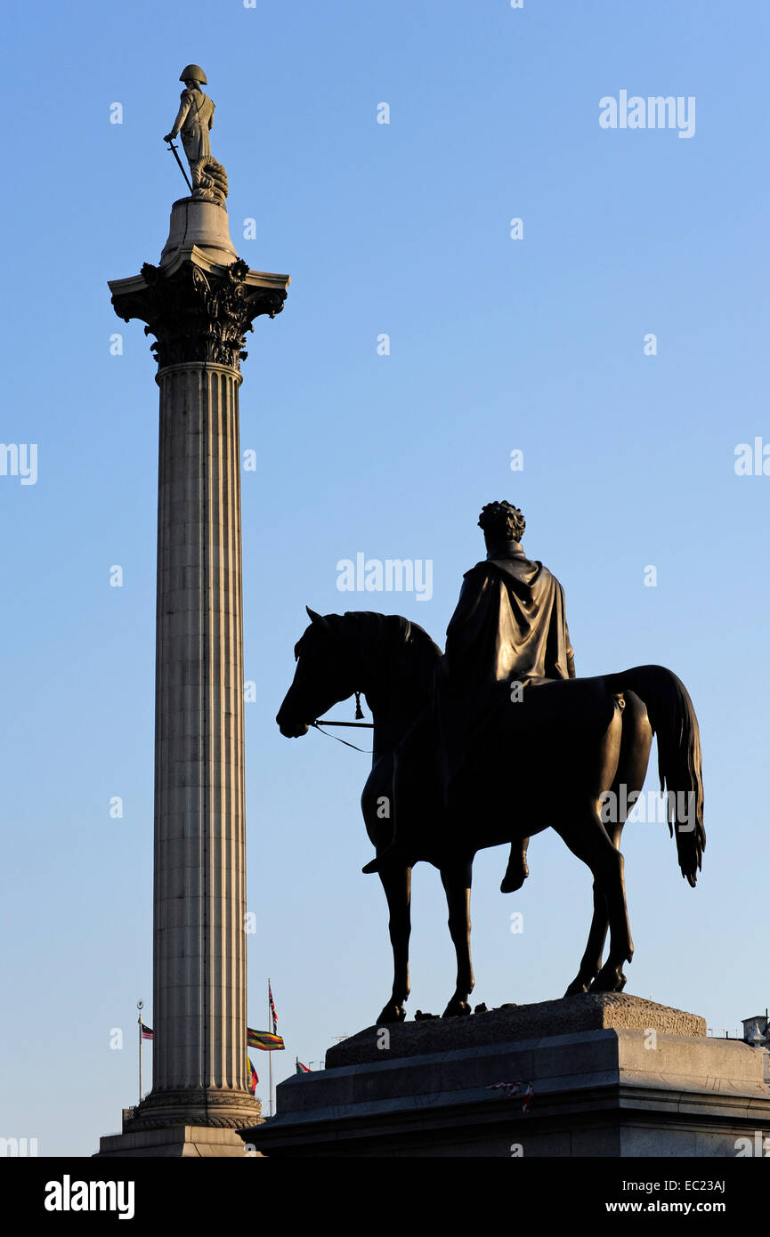 Statua equestre di George IV e Nelson's Colonna, Trafalgar Square, nel West End di Londra, Inghilterra, Regno Unito Foto Stock