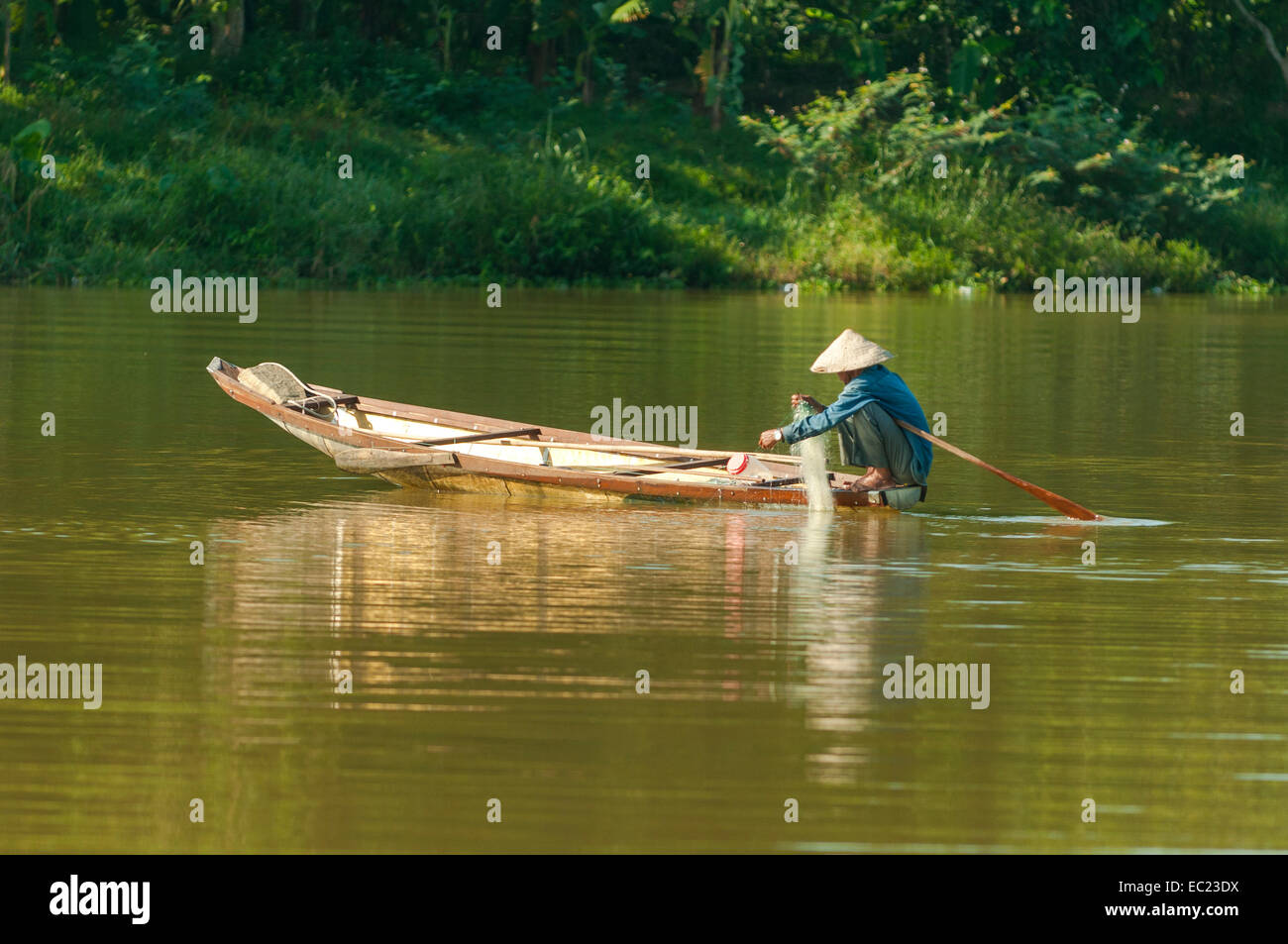 Pesca sul Fiume Perfume, tonalità, Vietnam Foto Stock