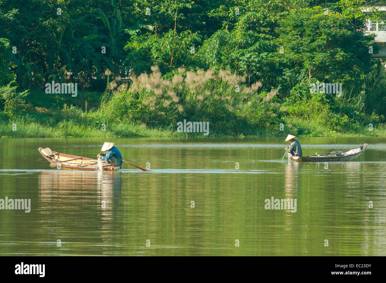 Pesca sul Fiume Perfume, tonalità, Vietnam Foto Stock