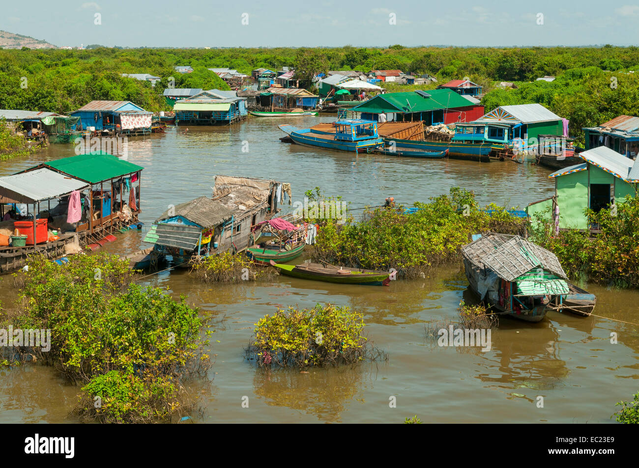 Villaggio galleggiante sul lago Tonle Sap, vicino a Siem Reap, Cambogia Foto Stock