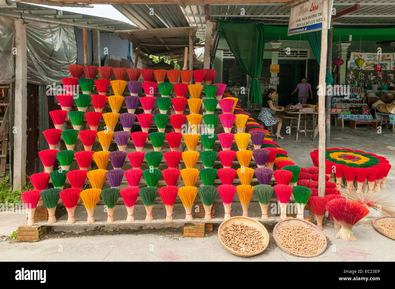 La vendita di bastoncini di incenso vicino a tonalità, Vietnam Foto Stock