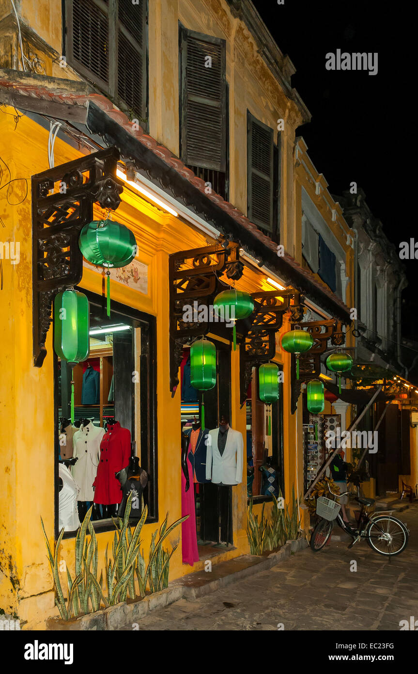 Sartoria nel quartiere vecchio di notte, Hoi An, Vietnam Foto Stock
