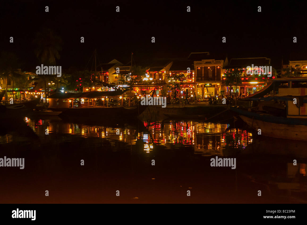 Riverside luci nel quartiere vecchio di notte, Hoi An, Vietnam Foto Stock