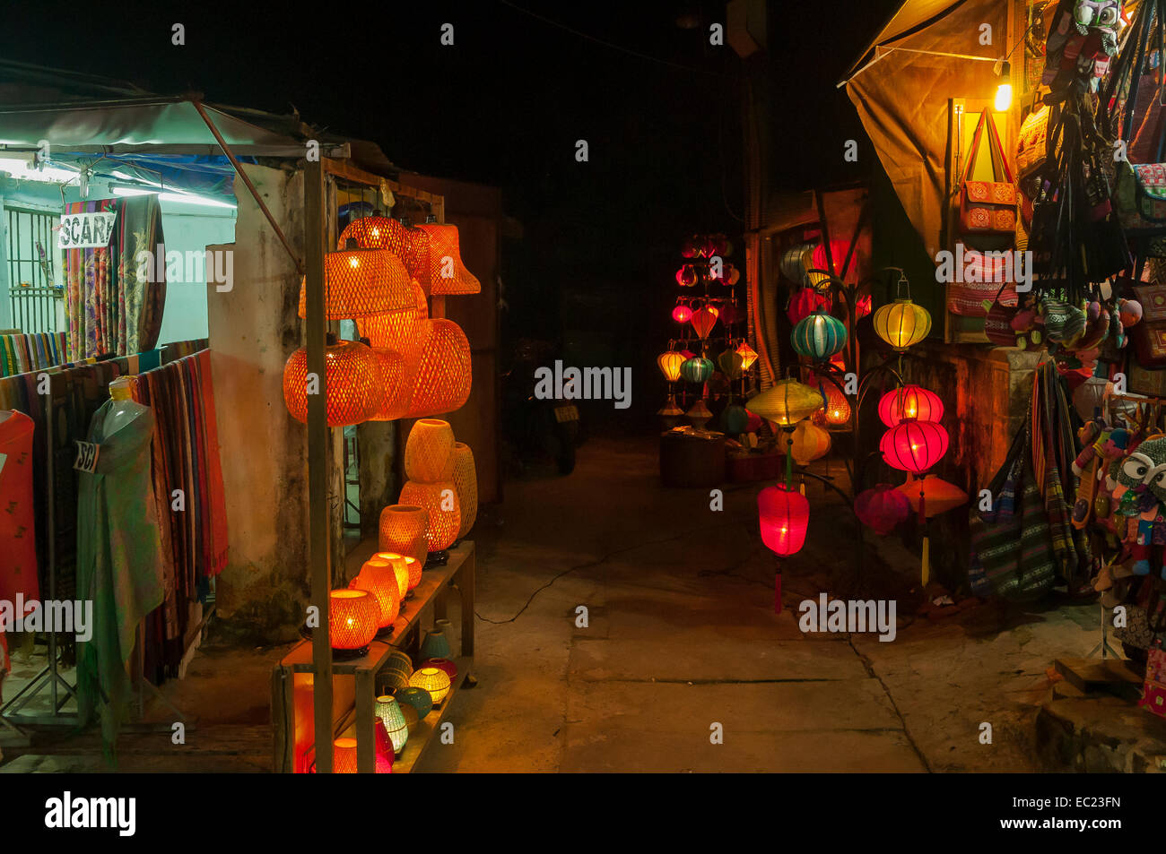 Lanterna Shop nel quartiere vecchio di notte, Hoi An, Vietnam Foto Stock
